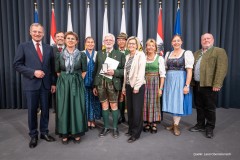 Fritz Schodterer wird die silberne Kulturmedaille des Landes Oberösterreich überreicht, Garde der Stadt Bad Ischl. Quelle: Land Oberösterreich