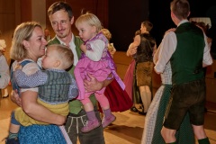 Garde der Stadt Bad Ischl, Kathreintanz 2024, Tanzszene mit Kindern