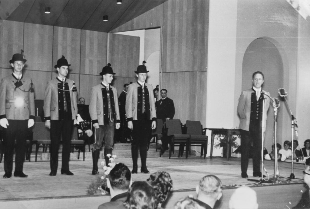 Garde der Stadt Bad Ischl Präsentation der Gardeuniform beim Kathreintanz 1966