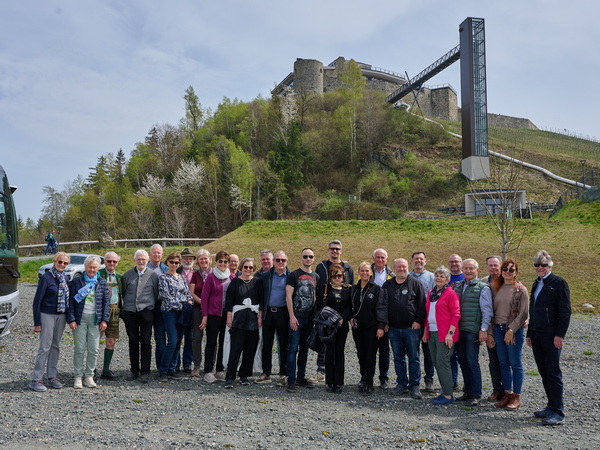 Gruppenbild vor Burg Taggenbrunn