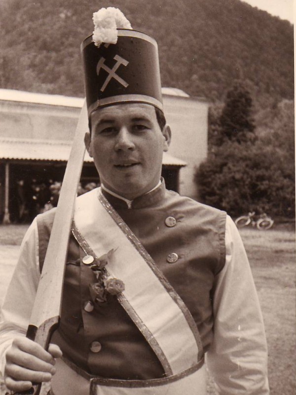 Garde der Stadt Bad Ischl Eberhard Aschauer in Schwerttanzuniform der Knappen